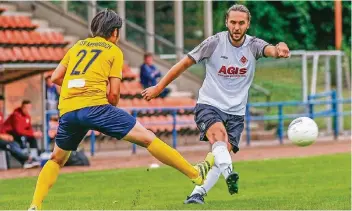  ?? FOTO: TOM OSTERMANN ?? Korbinan Beckers (r.) ist einer der wenigen erfahrenen Spieler, die noch im Kader des Fußball-Landesligi­sten 1. FC Viersen verblieben sind. Aber auch mit ihm kassierten die Viersener am Sonntag gegen Meerbusch eine 0:5-Pleite.