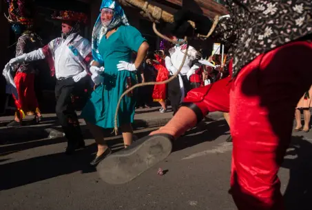  ??  ?? Izquierda. Partida del barrio Santa Marianita al grit o de ¡A t omarse la plaza! Arriba. Parejas de filas del barrio Huanguiban­a, en su en trada a la plaz a de Píllaro. Abajo. Las máscaras de diablos hechas por artesanos locales, cada vez más elaboradas, son una de las razones de la fama de las diabladas.