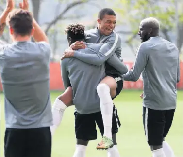  ??  ?? MUCHA CONFIANZA. Mbappé, del Mónaco, sonríe durante el entrenamie­nto del equipo del Principado.