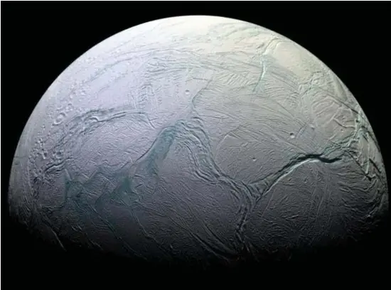  ?? © nasa ?? Enceladus: een mysterieus oppervlak van ijs, met bizarre kloven. Maar het grootste mysterie: woont hier iemand onder?