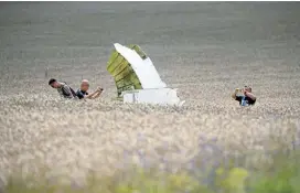  ??  ?? Ermittler fotografie­ren im Juli 2014 die Absturzste­lle. Mehr als zwei Jahre später sorgt die MH17-Tragödie weiterhin für Kontrovers­en.