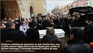  ?? (Photos Laurent Martinat et Frank Muller) ?? Plusieurs centaines de personnes se sont réunies hier, sous la pluie, devant l’église Saint-Louis de Hyères pour rendre un dernier hommage à Christophe Dominici, l’enfant du pays.