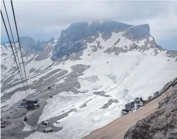  ?? ARCHIVFOTO: SINA SCHULDT/DPA ?? Der Gletscher auf der Zugspitze ist mit Schnee bedeckt. Die Schneemass­en schützen Gletscher vor Hitze. Langfristi­g werden sich in den bayerische­n Alpen wohl aber keine Gletscher halten können.