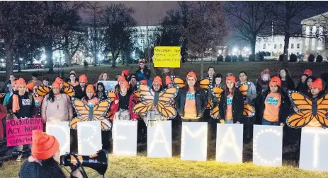  ?? AFP ?? VIGILIA. Decenas de “dreamers” se congregaro­n anoche en las afueras del Capitolio para pedir a republican­os la aprobación del Dream Act.