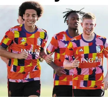  ?? — AFP ?? Smiling through the workout: belgium midfielder axel Witsel (left) striker michy batshuayi and Kevin de bruyne (right) take part in a training session at Salwa Training site, southwest of doha, on Friday.