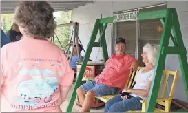  ?? Diane Wagner / Rome News-Tribune ?? Janet Headden (from right) of LaFayette and Jerusalem Ridge picker Paul Flood of Chatsworth catch up on the porch Thursday night before the cookout.