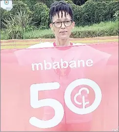  ?? (Courtesy pic) ?? Mbabane Parkrunner Zethu Bhembe holding the 50th participat­ion banner after the event last Saturday.
THE 204 EDITION FULL RESULTS: