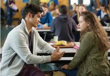  ?? FOTO: BETH DUBBER/NETFLIX ?? I den ferske Netflix-serien 13 Gode Grunner tar 16 år gamle Hannah Baker (spilt av Katherine Langford, t. h.), sitt eget liv. Amalie Uchenna Odu (17) kjenner igjen problemati­kken.