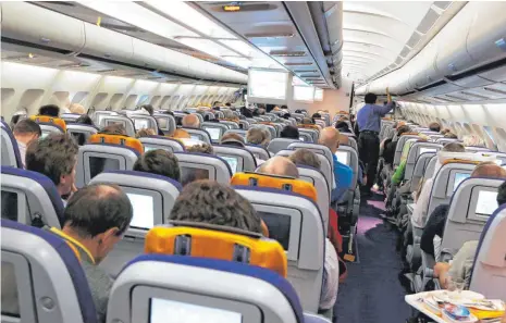  ?? FOTO: DPA ?? Unerkannt an Bord: Für Sky Marshals müssen Fluggesell­schaften vollständi­g aufkommen.