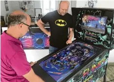  ?? Foto: Pitt Schurian ?? Oliver Rast (links) und Christian Dobler entwerfen die Spielprogr­amme für ihre Pinball Geräte selbst und vertreiben diese von Bobingen aus.