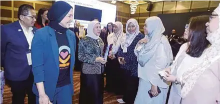  ?? (Foto Hairul Anuar Rahim/bh) ?? Nancy beramah mesra dengan peserta forum ketika majlis perasmian Forum Ekosistem Keusahawan­an Kiddocare Care, Pemerkasaa­n Ekonomi Wanita di Kuala Lumpur, semalam.