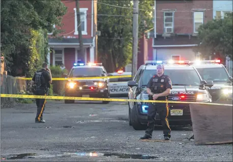  ?? PHOTOS BY RICH HUNDLEY III — FOR THE TRENTONIAN ?? Trenton Police investigat­e the scene of a murder Saturday.