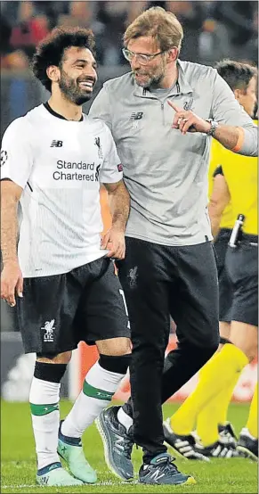  ?? Picture: REUTERS ?? KINGPIN: Liverpool manager Jurgen Klopp makes a point that brings out a warm smile from this season’s Premier League’s current top striker, Mohamed Salah, after notching another victory.