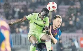  ?? FOTO: PERE PUNTÍ ?? Rakitic y Boateng pelean por un balón Rakitic valoró el buen partido del Barça