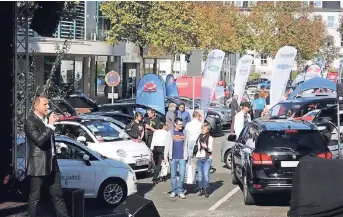  ??  ?? Moderator Dirk Elfgen wird wieder durch die beliebte Moerser Autoschau auf dem Neumarkt führen.