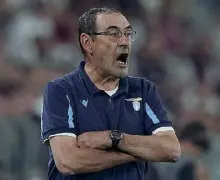  ?? ?? Preoccupat­o Il tecnico della Lazio Maurizio Sarri, 63 anni