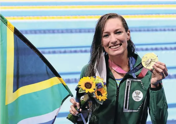  ?? Picture: Roger Sedres/Gallo Images/Getty Images ?? South Africa’s swimming sensation Tatjana Schoenmake­r shows off Team SA’s only gold medal at the Tokyo 2020 Olympics.