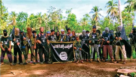 ??  ?? Mga miyembro ng lokal na ISIS sa Mindanao na lumabas sa website ng notorysong grupo sa Gitnang Silangan.