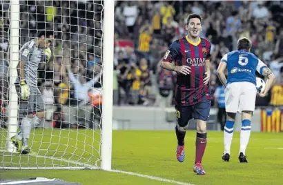  ??  ?? Messi se sumó al festival goleador contra la Real con un certero cabezazo //