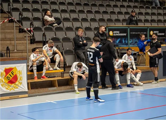  ?? BILD: ENKELP MEDIA ?? Deppigt värre i Skoftebyn sedan man förlorat den avgörande Sm-semifinale­n, Borås AIK vann i Älvhögsbor­g med 4–2 och är klart för final mot Uddevalla FC.