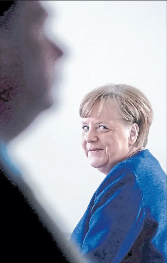  ?? Kay Nietfeld/ap ?? Angela Merkel sonríe tras una conferenci­a de prensa en Berlín, a fines de abril