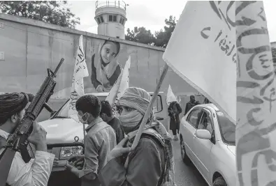  ?? VICTOR J. BLUE/THE NEW YORK TIMES ?? Taliban members gather outside the U.S. Embassy on Aug. 22 in Kabul, Afghanista­n.