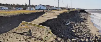  ??  ?? L’érosion est une préoccupat­ion à Maisonnett­e, y compris sur le chemin des Chalets. Acadie Nouvelle: David Caron