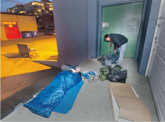  ?? PHOTOS: STEVE BOSCH/ PNG ?? Jay Barton is living rough in Vancouver. He is in his sleeping bag on a loading dock around Main and 5th. A buddy is about to spread out his cardboard bed.