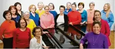 ?? Foto: Chorallen ?? Einige der Frauen gehören seit der Gründung dieses besonderen Frauenchor­s rund um Elisabeth Balser (sitzend) zu den Chorallen. Am Samstag feiern sie ihr 20. Jubiläum mit einem Konzert im Bürgersaal.