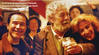  ??  ?? En el Curso de Cine Proyecto Piamonte, un jovencísmo Segura junto a Luis García Berlanga y Marisa Paredes.