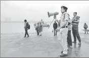  ?? ?? Police personnel vacate the people from the banks of the Ganga river in view of the 'Cyclone Jawad', in Kolkata on Saturday.