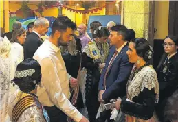  ??  ?? ▶▶ La reina y miembros de la comisión, retenidos en la iglesia por la lluvia.