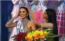  ??  ?? Thalia Olvino (left) representa­tive of the Delta Amacuro state is crowned as the new Miss Venezuela during the Miss Venezuela beauty pageant.