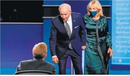  ?? EFE ?? El matrimonio Biden durante el debate electoral del pasado septiembre. Jill llevaba un vestido de Gabriela Hearst.