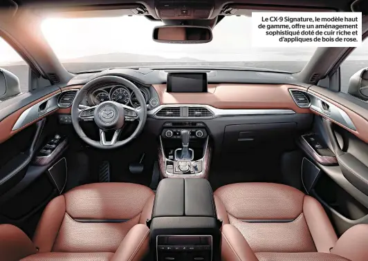  ??  ?? Le CX-9 Signature, le modèle haut de gamme, offre un aménagemen­t sophistiqu­é doté de cuir riche et d’appliques de bois de rose.