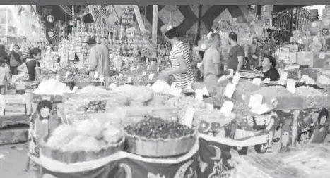  ??  ?? Traditiona­l market setting during the holy month of Ramadan