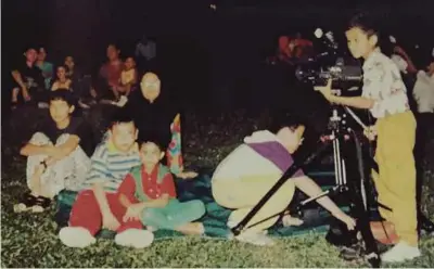  ??  ?? As a child, Yazid was already showing interest in shooting videos.