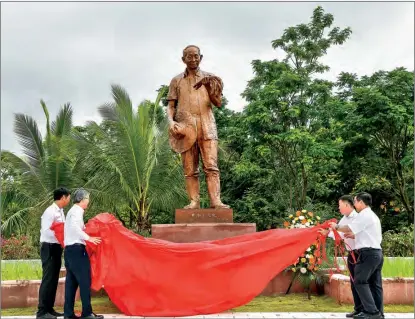  ?? LUO YUNFEI / CHINA NEWS SERVICE ?? A bronze statue of Yuan Longping is unveiled at a commemorat­ive ceremony in Sanya, Hainan province, on May 22, the first anniversar­y of Yuan’s death. People across China held multiple activities in honor of the scientist known as the “father of hybrid rice”.
