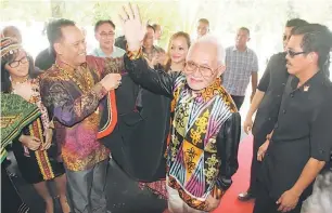  ??  ?? SELAMAT DATANG: Kehadiran Taib disambut penuh meriah semasa Majlis Rumah Terbuka Gawai Bung Konis 2014 yang diadakan di Bung Konis, Singai, Bau, semalam.