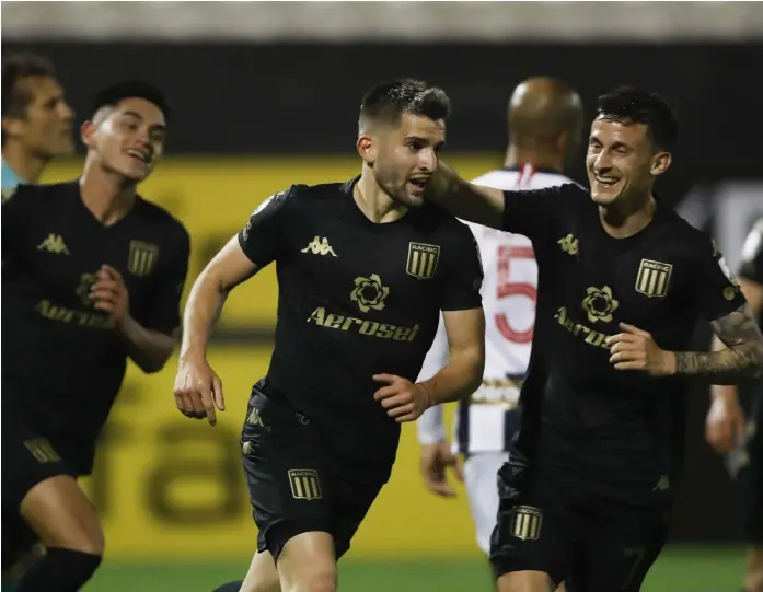  ?? AFP ?? Alcaraz , Garré y Fértoli en los agónicos festejos de Racing; Beccacece apostó por los jóvenes con los cambios y llegaron las soluciones para el 2-0 de la Academia