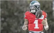  ?? Jose F. Moreno/TNS ?? The Philadelph­ia Eagles quarterbac­k Jalen Hurts participat­es in practice on Tuesday. According to Nick Sirianni, Hurts is ‘full go’ for the NFC divisional-round playoff game against the New York Giants.