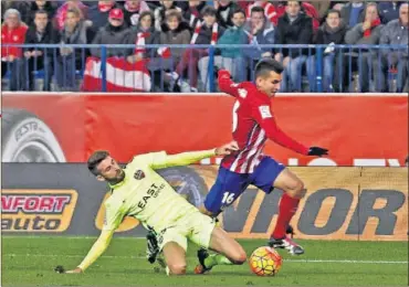  ??  ?? PENALTI. El defensa del Levante José Mari derribó a Correa en el partido jugado en el Calderón.