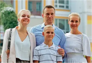 ??  ?? En el centro, los Navalni: Alexei y Yulia con sus hijos, Daria y Zaher. A la izq., el 15 de septiembre de 2020, desde el hospital berlinés en el que diagnostic­aron el envenenami­ento del líder opositor. Debajo, en enero de 2021, de vuelta a Moscú, donde Navalni fue detenido.
