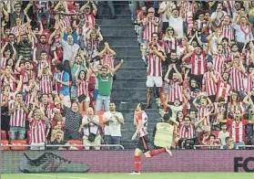  ?? FOTO: EFE ?? Aduriz celebra con la afición uno de los goles del partido contra el Dinamo Bucarest