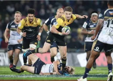  ?? BACKPAGEPI­X ?? COMING THROUGH: There’s not much that can stop Beauden Barrett.