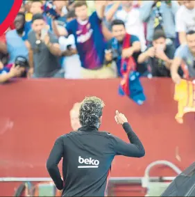  ?? FOTO: MANEL MONTILLA ?? Neymar levanta el pulgar a los aficionado­s del Barça en Washington