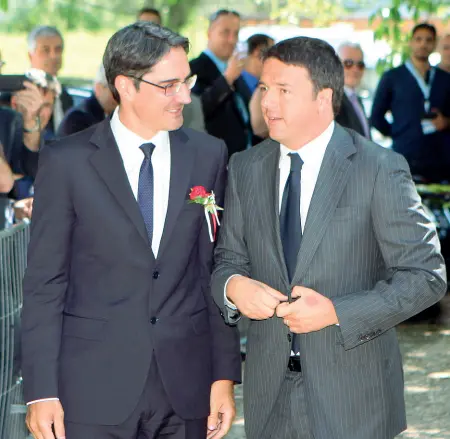  ??  ?? Alleanza strategica Il presidente della Provincia Arno Kompatsche­r con Matteo Renzi a Castel Presule