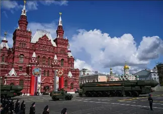  ?? (Photo AFP) ?? Des dizaines de véhicules militaires sont passés sur la place Rouge de Moscou, dont des lancemissi­les stratégiqu­es.