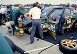  ?? ?? ▶ Der skrues hektisk under den åbne himmel på Kurt Thiims Dtm-racer. Danskeren opnåede stor succes i sin Mercedes.