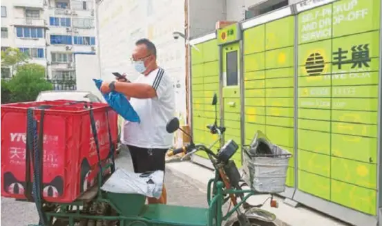  ?? — Si Shushu ?? Xu Bo, owner of a Cainiao Post Station, delivers packages to Hive Box himself.